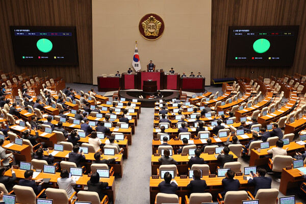 25일 국회 본회의에서 '더 센' 상법 개정안이 여당 주도로 통과되고 있다. 개정안은 자산 2조원 이상 상장사에 대해 집중투표제 도입을 의무화하고, 감사위원 분리 선출을 기존 1명에서 2명 이상으로 확대하는 내용을 골자로 한다. /연합뉴스