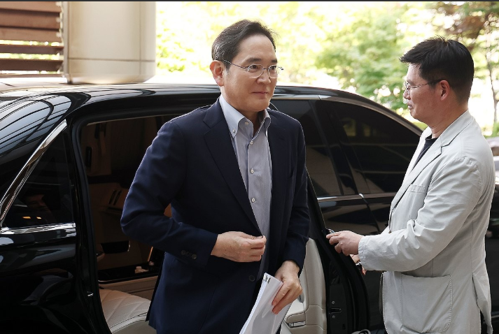 이재용 삼성전자 회장이 미국 워싱턴DC에서 열리는 한미 정상회담의 경제사절단에 동행하기 위해 24일 서울 강서구 서울김포비즈니스항공센터(SGBAC)를 통해 출국하고 있다. /연합뉴스