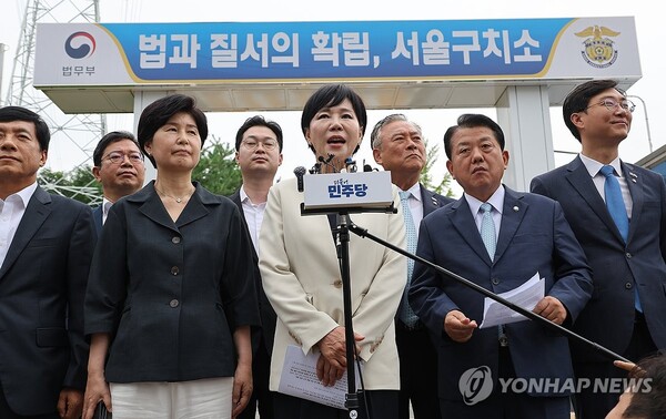 더불어민주당 3대 특검 종합대응특별위원회의 의원들이 11일 윤석열 전 대통령이 수감된 서울구치소를 방문해 취재진 앞에서 브리핑하고 있다. /연합뉴스