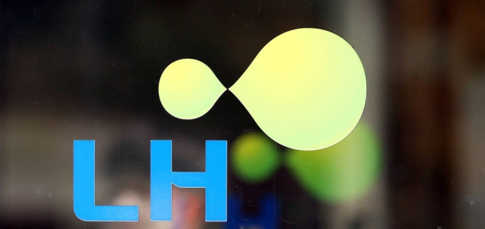 정부가 실버스테이 2기를 추진하며 임대료를 시세의 95% 이하로 제한한다고 했다. 한데 서비스료 기준은 빠져 있어 총주거비는 불투명하다. 국민연금 수급액이 평균 60만원대인 현실을 감안하면 서비스료가 높게 책정될 경우 연금 생활자는 감당하기 어렵다. 중산층 노인 주거 안정보다 여유 있는 계층만 혜택을 누리는 선별형 주거 상품으로 전락할 수 있다는 우려가 커지고 있다. /연합뉴스