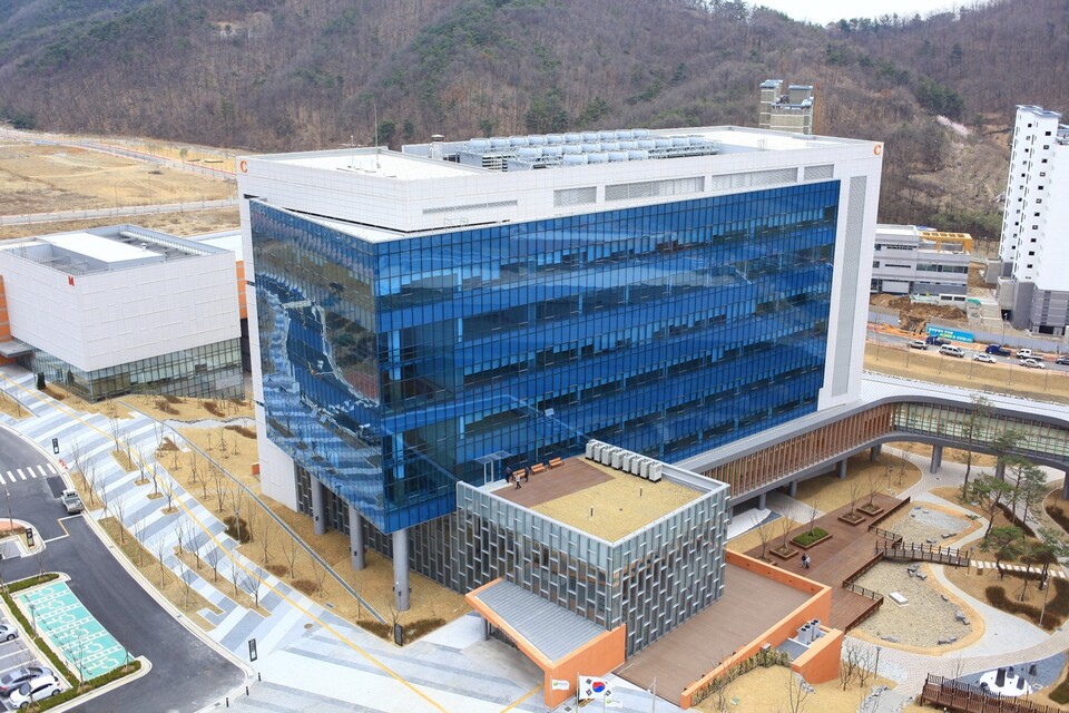 케이메디허브가 미국 콜로라도대 앤슈츠 의대와 손잡고 심혈관 환자 데이터를 활용한 ‘메디컬 트윈’ 연구에 착수했다. 동시에 대구시의 5510억원 규모 AI 전환(AX) 허브 사업에도 합류하며 AI 신약개발, 의료로봇, 디지털치료기기까지 아우르는 의료기술 융합 거점으로 도약을 준비하고 있다. /연합뉴스