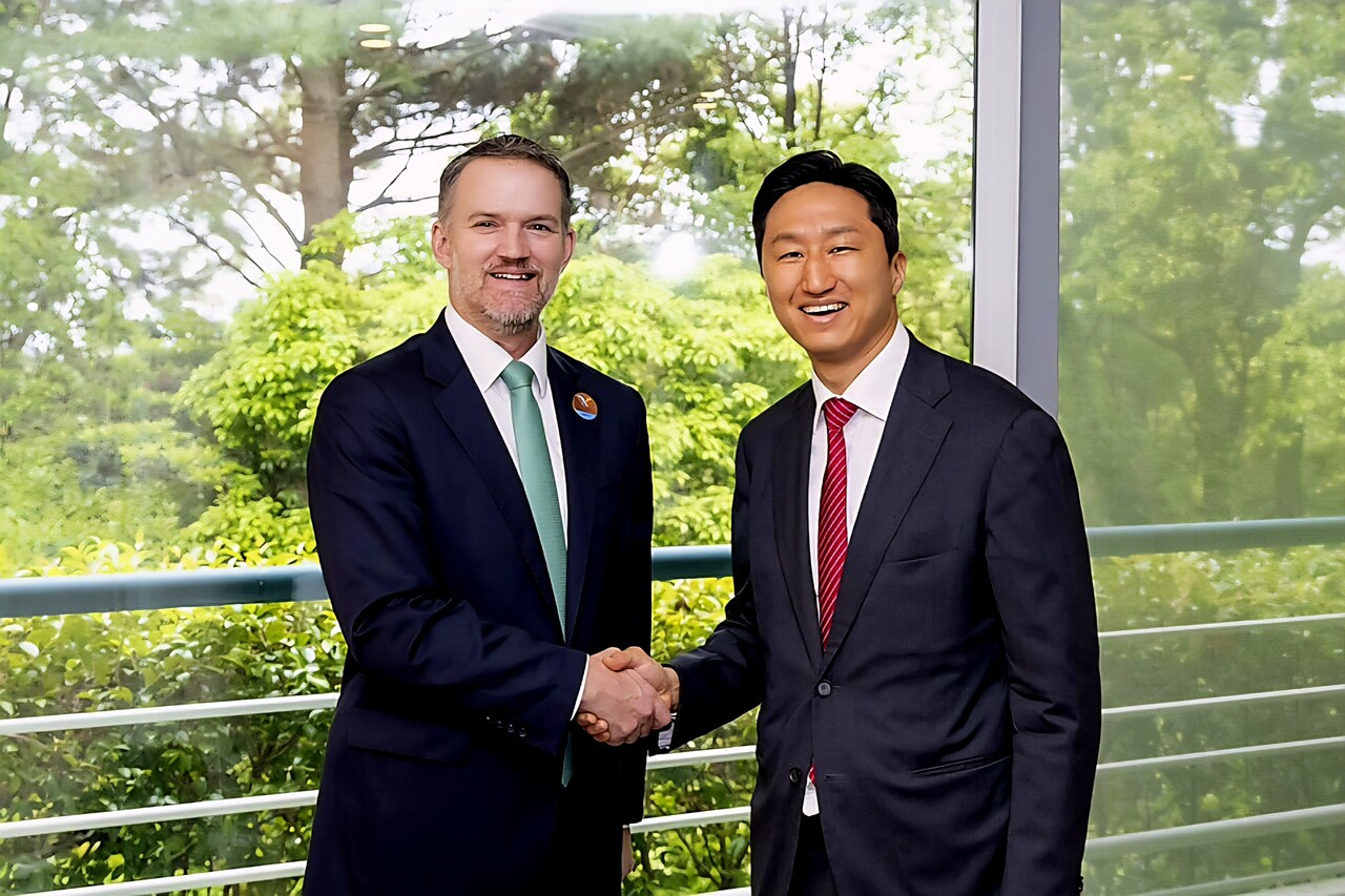 정기선 HD현대 수석부회장(오른쪽)는 5월 16일 제이미슨 그리어 미국 무역대표부(USTR) 대표와 만나 한·미 조선산업 협력 방안에 대해 논의했다. /HD현대