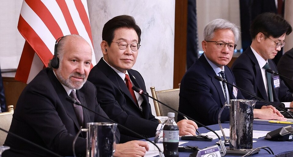 이재명 대통령이 25일(현지시간) 미국 워싱턴DC 윌라드 호텔에서 열린 한미 비즈니스 라운드 테이블에서 하워드 러트닉 상무장관의 발언을 듣고 있다. 왼쪽부터 하워드 러트닉 상무장관, 이 대통령, 젠슨 황 엔비디아 최고경영자, 김정관 산업통상자원부 장관 /연합뉴스