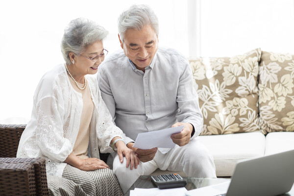 금융지주들이 시니어 대상 서비스를 연금 중심에서 요양·재취업 등 생애 전반으로 확대하고 있다. /게티이미지뱅크