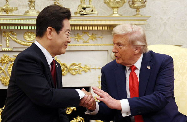 25일(현지시간) 이재명 대통령과 도널드 트럼프 미국 대통령이 미국 워싱턴DC 백악관에서 정상회담을 하며 악수하고 있다. /연합뉴스