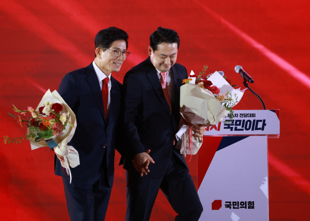 지난 22일 충북 청주시 흥덕구 청주오스코에서 열린 국민의힘 제6차 전당대회에서 결선에 진출한 김문수, 장동혁 당대표 후보가 기념 촬영을 위해 앞으로 나오고 있다. / 연합뉴스