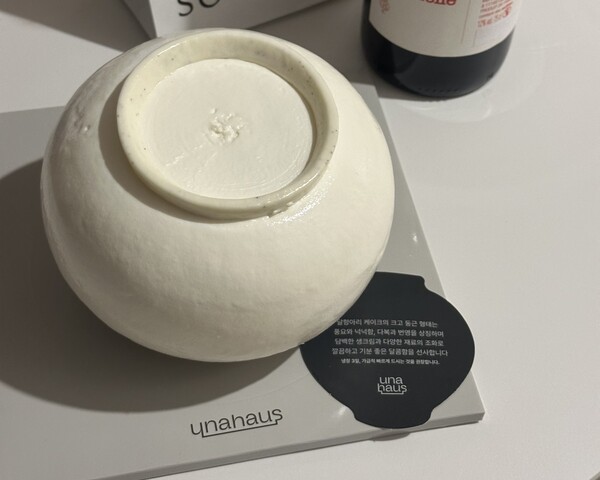 우나스(UNAS) 달항아리 케이크 /권혁주