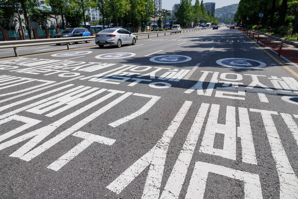 서울 마포구 상암동에 설치된 자율주행 자동차 시범운영 지구 운영 안내 표시가 설치된 도로에 차량이 운행하고 있다. /연합뉴스