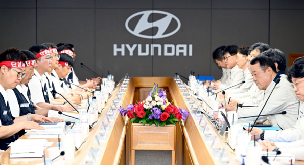 지난 6월 현대자동차 노사 대표가 울산공장에서 올해 임금 및 단체협약 상견례를 열고 있다. /연합뉴스