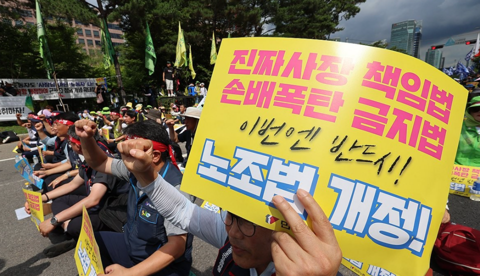 노란봉투법이 국회를 통과하자 하청·비정규직 노조가 원청을 상대로 고소·집회를 벌이고 있다. 법은 권리 확대를 내세웠다. 고용 불안, 복지 후순위, 사회보험 재정 악화, 노조 간 격차 심화 등 부정적 요인이 제기된다. /연합뉴스