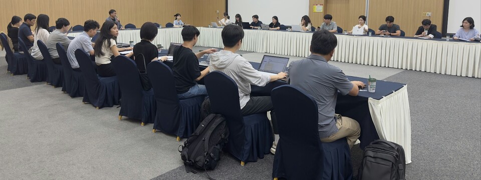 지난 25일 APEC준비지원단이 회담 준비 현황 관련 브리핑을 열었다. APEC준비지원단과 경주시는 개최지 선정 이후 제기돼 온 숙소 부족과 주요 시설 공사 지연 등 부실 준비 우려를 해소하기 위해 발 빠르게 움직이고 있다. /한국인터넷신문협회