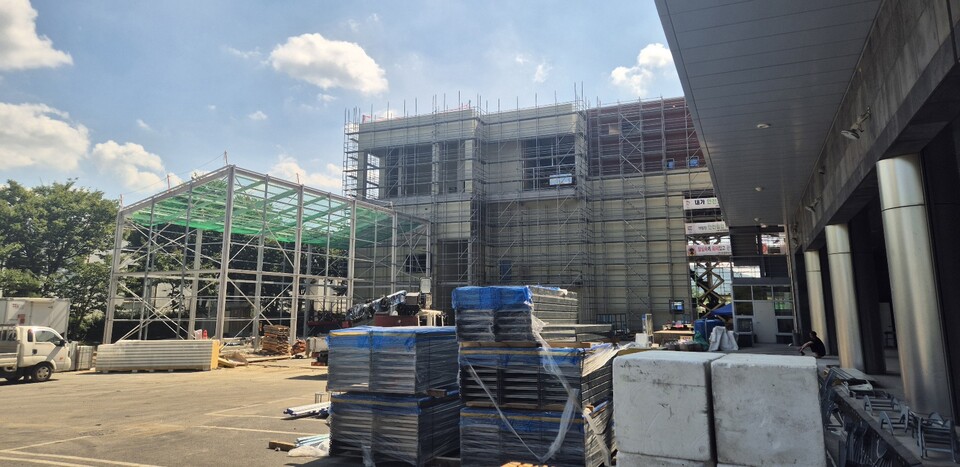 국제미디어룸 프레스룸의 건설 현장이다. 25일 기준 경주화백컨벤션센터에 들어설 정상회의장과 국제미디어센터의 공정률은 각각 63%, 74%를 기록했다. /김민 기자