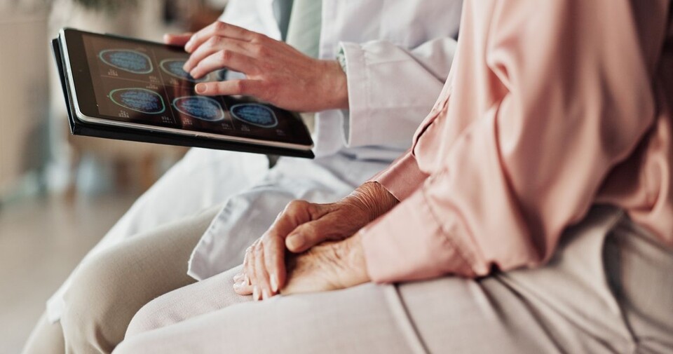 김덕원 상무는 "결국 노인복지주택은 의료·케어·헬스케어를 포함한 서비스 차별성을 확보해야 살아남을 수 있다"고 강조했다. /게티이미지뱅크