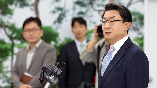 이억원 금융위원장 후보자가 지난 14일 서울 중구 예금보험공사에 마련된 인사청문회 준비 사무실로 첫 출근하며 기자들 질의에 답하고 있다. /연합뉴스