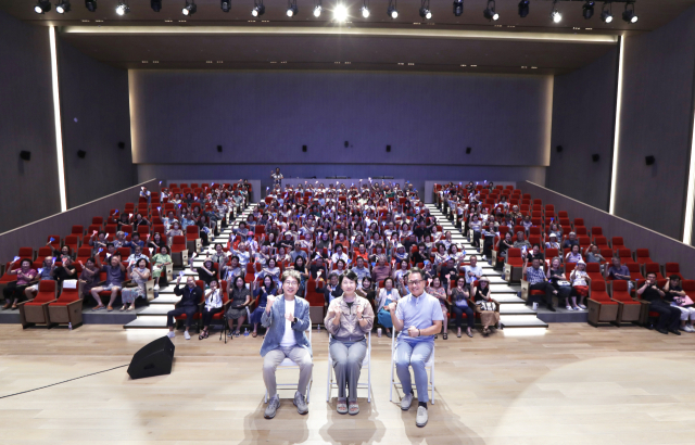 라우어 시니어타운이 ‘행복한 노후, 실버타운에서 어떻게 살아갈 것인가’를 주제로 한 북콘서트를 지난 25일 개최했다고 밝혔다. 왼쪽부터 유튜버 '공빠TV', 이한세 박사. /라우어 시니어타운
