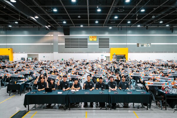 서울 서초구 양재aT센터에서 열린 멋쟁이사자처럼 13기 중앙 해커톤에 참가한 대학생들이 기념촬영을 하고 있다. /멋쟁이사자처럼 