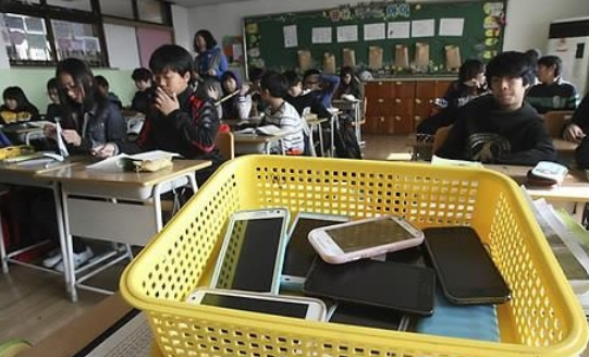 수업 중 휴대전화 등 스마트기기 사용을 제한하는 법안이 27일 국회 본회의를 통과했다. /연합뉴스