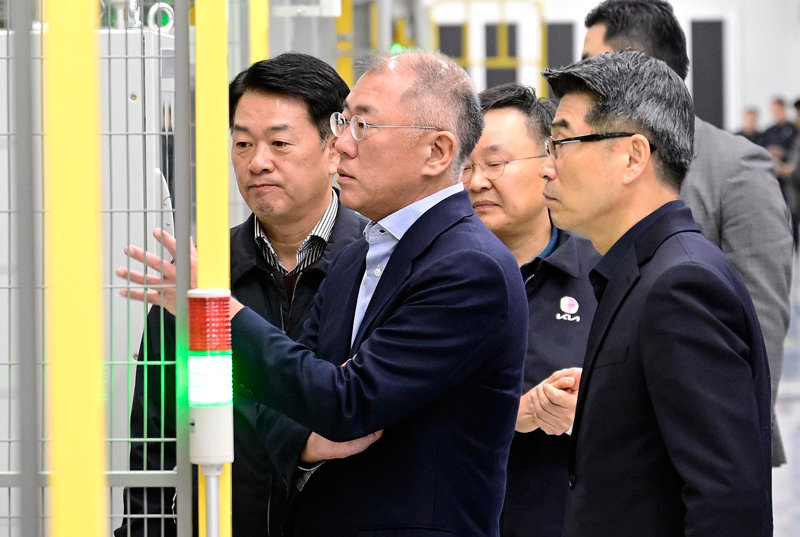 정의선 현대차그룹 회장이 기아 오토랜드 광명에서 전기차 전용 공장을 둘러보고 있다. /현대자동차그룹