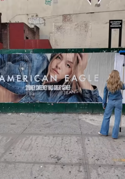 ‘멋진 청바지(great jeans)’는 ‘위대한 유전자(great genes)’로 들리기도 한다. 바로 이 지점이 논란의 출발점이 되었다. /아메리칸 이글 유튜브 캡처