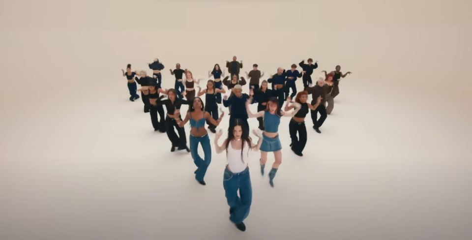 갭의 광고에서는 아시아, 유럽, 아프리카, 라틴 아메리카 등 다양한 인종의 모델들이 자연스럽게 어우러져 춤을 춘다. /갭 유튜브 캡처