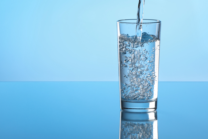 “하루에 물을 2L 이상 마시면 심장마비가 올 수 있다.” 최근 tvN <유퀴즈 온 더 블록>에 출연한 이계호 충남대 화학과 명예교수의 발언이 물 섭취량 논란을 다시 불러일으켰다. /게티이미지뱅크