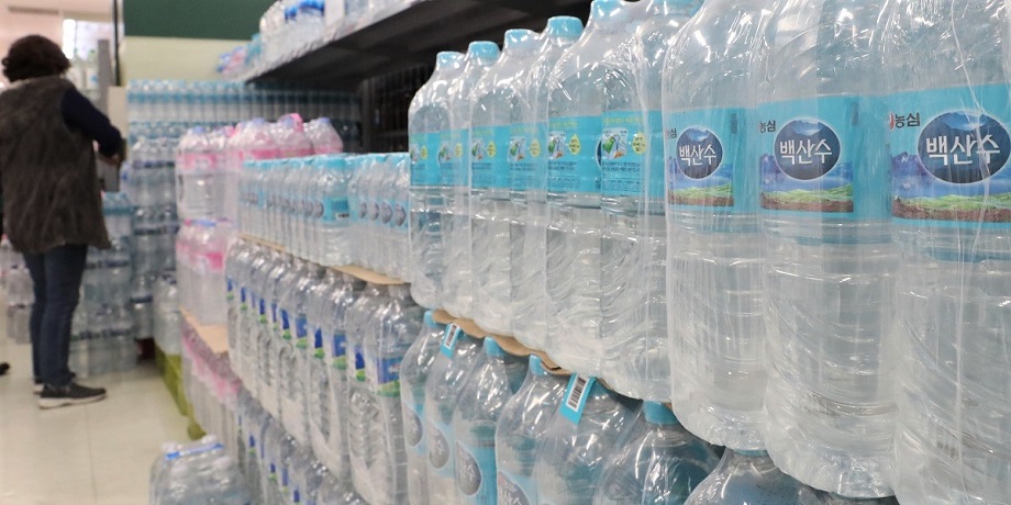 서울의 한 대형마트에 진열된 생수 매대 /연합뉴스