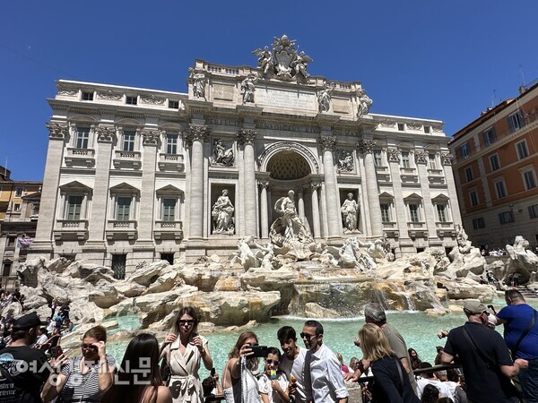 트레비 분수에 동전을 던지며 사람들은 다시 로마에 올 수 있기를 빈다. /사진=박재희