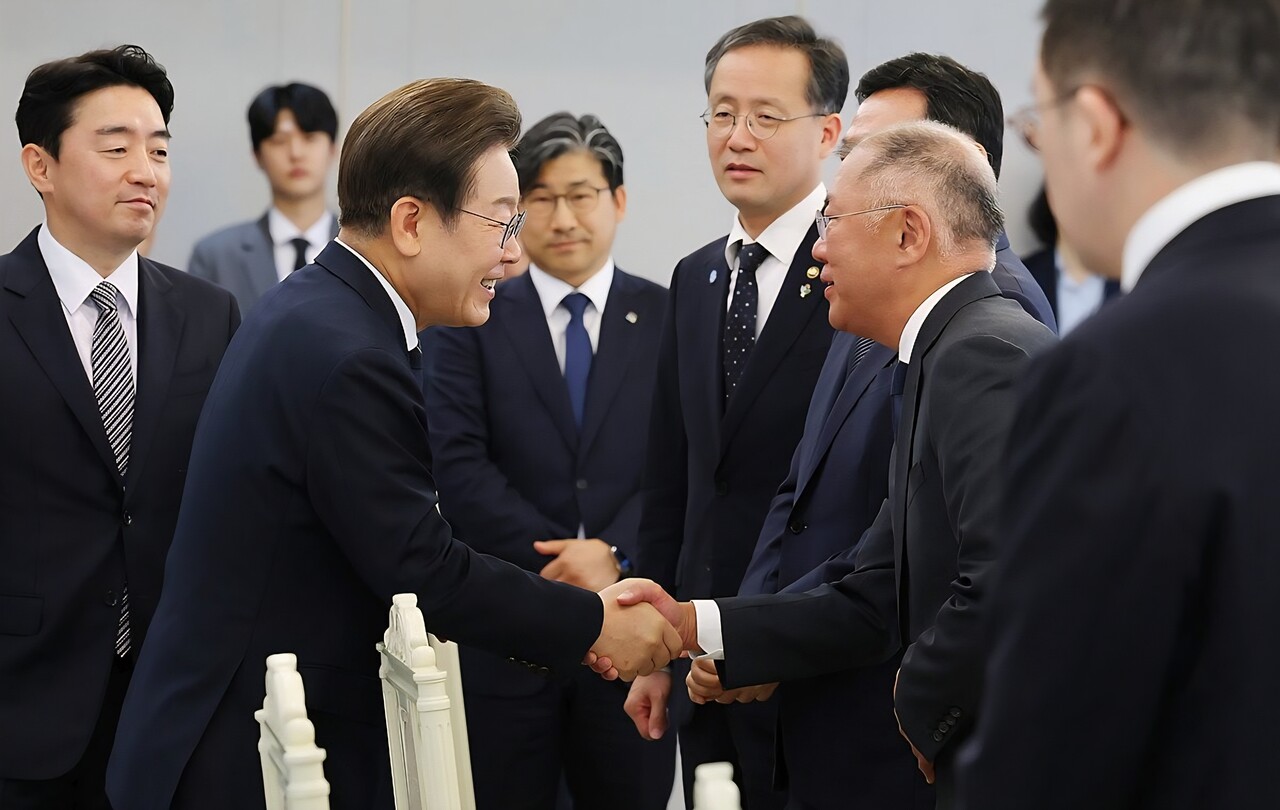 이재명 대통령이 지난 6월 13일 서울 용산 대통령실에서 열린 6경제단체와 기업인 간담회에 입장하며 정의선 현대차그룹 회장과 악수하고 있다. /연합뉴스