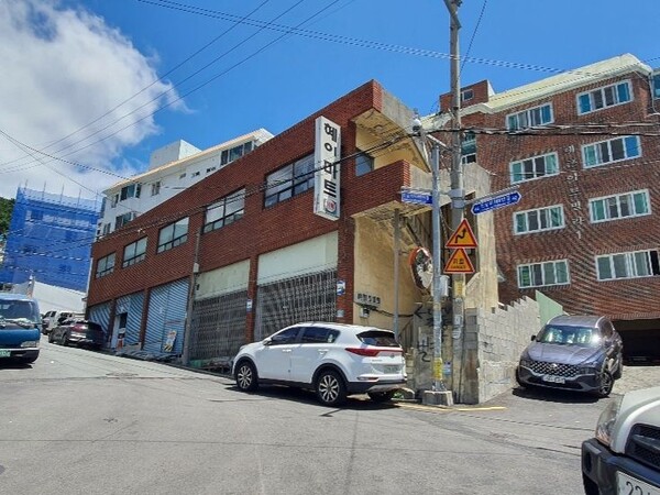 무허가로 지은 상가건물이 있었던 대지였기에 집을 짓는 데 문제가 없을 것이라 여겼을 수 있을지 모른다. 그렇지만 대지가 갖고 있었던 여건은 단독주택을 짓기엔 너무 좋지 않다는 걸 건축주는 몰랐을 것이다. /김정관