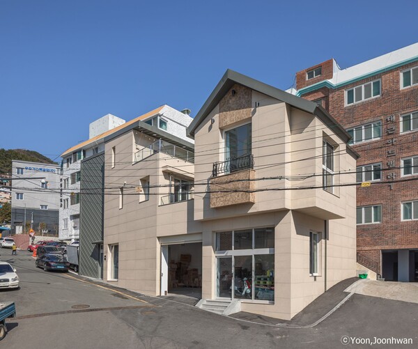 양명재 전경, 열악한 대지 조건임에도 불구하고 지어진 집은 필자의 단독주택 설계 지침이 충실하게 담겨 있다. 집의 외관 디자인이 집의 얼개에 맞춰 구성되어 화려하지는 않아도 격조 있게 나온 것 같다.