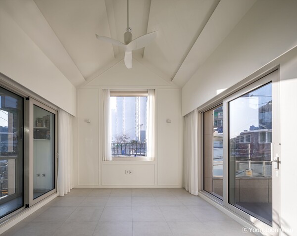 양명재 거실은 천정고가 높아서 집의 상징성을 드러낸다. 마당과 이어지니 땅에 접한 단독주택 생활과 다름없는 일상을 보낼 수 있을 것이다.