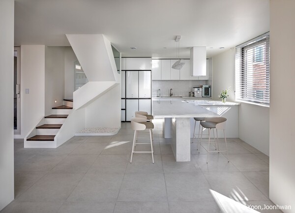 남향 햇살이 가득 들어온 주방과 식탁, 다락으로 올라가는 계단이 실내 분위기를 생동감 넘치게 한다.