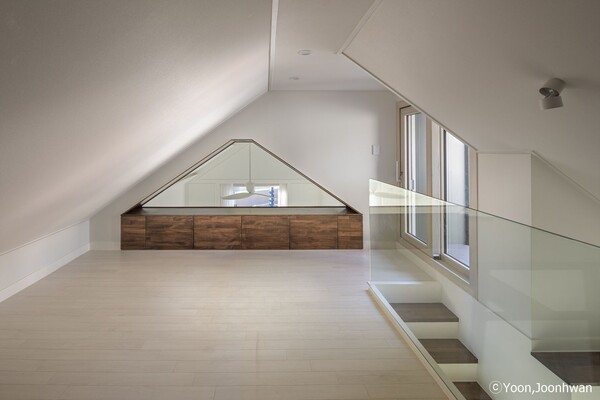 넉넉한 다락 공간은 여유 있는 수납과 아이들의 공부방이나 부부의 취미실로 쓸 수 있으며 위층 마당을 거쳐 부부 침실로 이동할 수 있다.