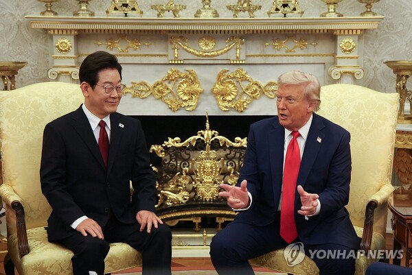 이재명 대통령이 25일(현지시간) 미국 워싱턴 DC 백악관 오벌오피스에서 도널드 트럼프 미국 대통령과 한미 정상회담을 하고 있다. /연합뉴스