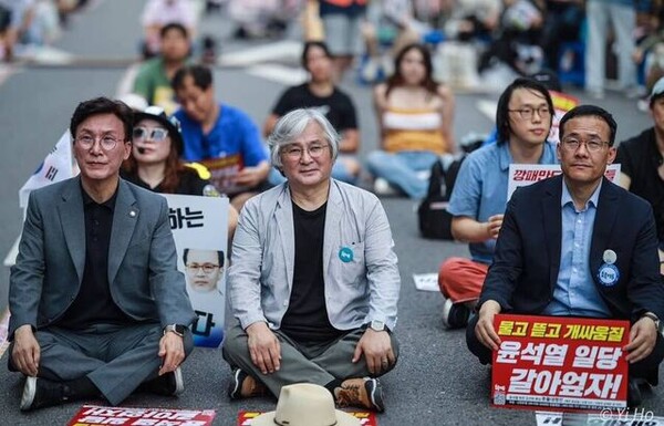 (왼쪽부터)김민석 국무총리와 그의 형인 김민웅 촛불행동 상임대표, 권오혁 촛불행동 공동대표가 2024년 7월 14일 윤석열 대통령 탄핵 집회에 참석한 모습. /촛불행동 홈페이지