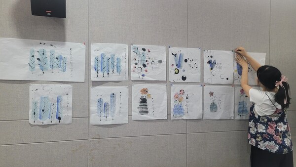 동대문정보화도서관 문화센터에서 운영하는 캘리그라피 과정에 동네 주민들이 참여하여 아름다운 글씨와 그림을 배우고 있다. 동네 문화센터지만 수강생들의 실력이 상당하다. 캘리그래피 반을 지도하는 김윤정 선생이 수강생들이 만든 작품을 벽에 걸어 전시하고 있다. /사진=김성주