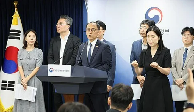 고학수 개인정보보호위원회 위원장이 28일 서울 종로구 정부서울청사에서 SK텔레콤 개인정보 유출사고 제재처분 의결과 관련해 브리핑하고 있다. /연합뉴스