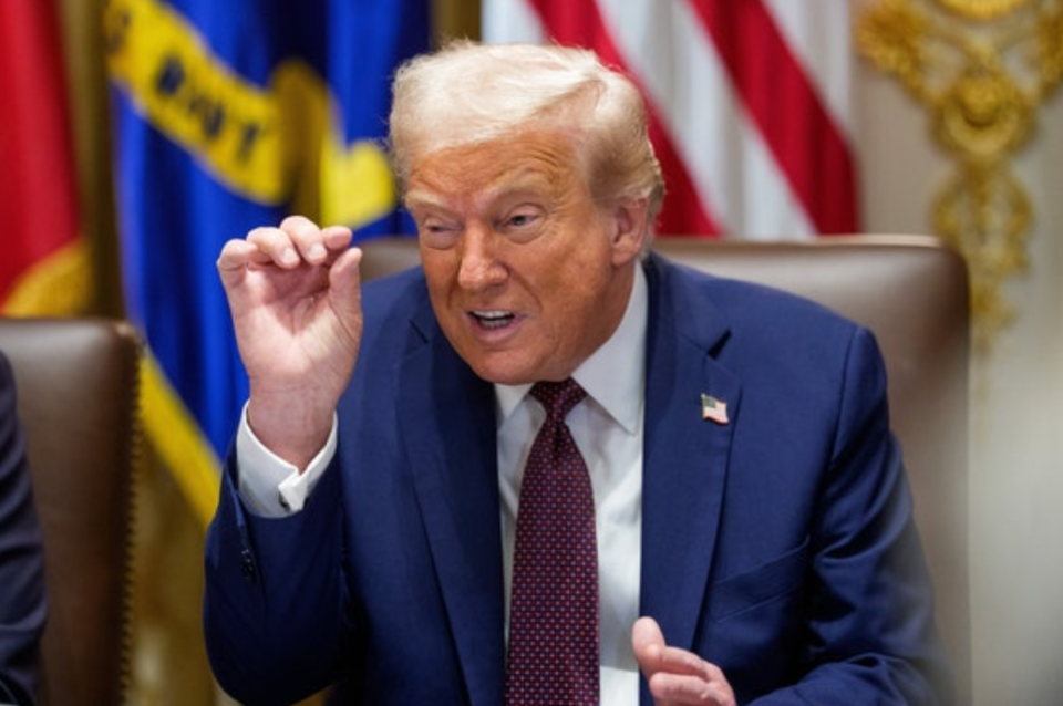 도널드 트럼프 미국 대통령이 26일(현지시간) 백악관 내각 회의실에서 주재한 국무회의에서 한국을 포함한 주요국가와의 무역협상을 자신의 주요 성과로 제시했다. 이재명 대통령과의 정상회담 다음날 열린 이날 국무회의는 3시간 넘게 진행됐고, 회의 전 과정이 생중계됐다. /연합뉴스