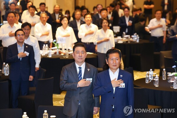 28일 인천시 중구 파라다이스시티 컨벤션에서 열린 더불어민주당 의원단 워크숍에서 정청래 대표와 김병기 원내대표를 비롯한 의원들이 국기에 경례하고 있다. /연합뉴스