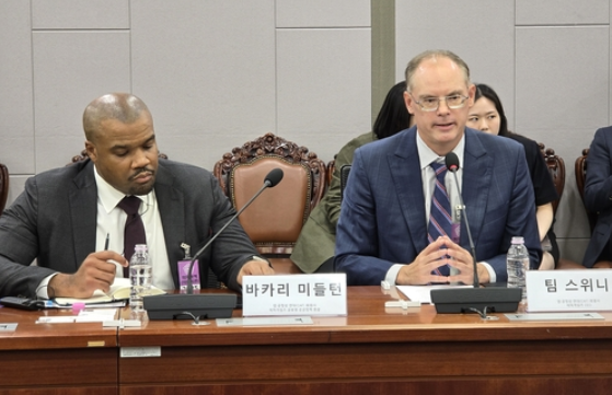 팀 스위니 에픽게임즈 CEO(오른쪽)가 27일 국회의원회관 '국내 앱마켓 공정경쟁 촉진을 위한 정책간담회' 자리에서 발언하고 있다. /연합뉴스