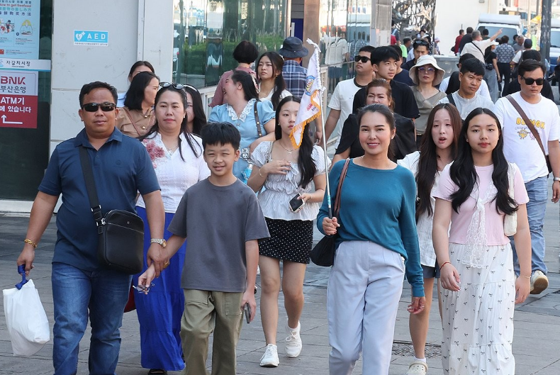 이주민의 한국 정착을 돕는 정부의 통번역 서비스와 이중언어사업 종사자의 상당수가 임금을 제대로 받지 못하고 차별을 겪는 것으로 나타났다. 사진은 지난 21일 부산 중구 자갈치시장을 찾은 단체 외국인 관광객들이 시장을 둘러보는 모습이다. /연합뉴스