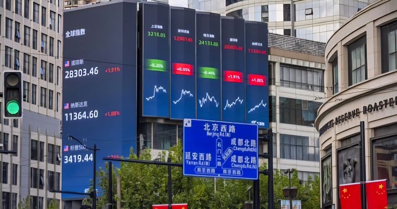 중국 상하이 시내에 있는 대형 전광판에 상해증권거래소가 제공한 주가와 환율 정보가 보인다. /연합뉴스