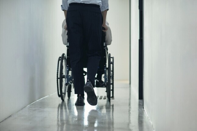 정부는 요양병원 간병비를 2030년까지 본인부담 30%로 낮추는 방안을 추진 중이다. 하지만 이를 위해 최대 28만 명의 무자격 간병인이 필요하며 정작 자격 있는 요양보호사는 제도상 간병에 참여할 수 없어 인력 활용의 비효율이 지적된다. /게티이미지뱅크