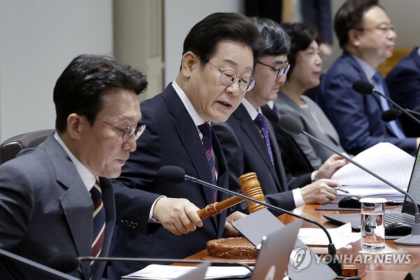 이재명 대통령이 서울 용산 대통령실 청사에서 열린 국무회의에서 의사봉을 두드리며 개회 선언을 하고 있다. /연합뉴스