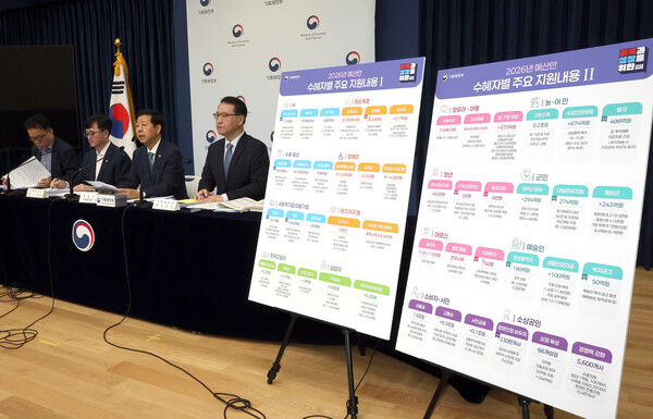 구윤철 부총리 겸 기획재정부 장관(오른쪽 두번째)이 지난 28일 정부세종청사 중앙동 공용브리핑실에서 2026년도 예산안에 관해 설명하고 있는 모습 /연합뉴스