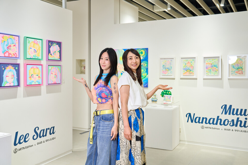 현대백화점 천호점 5층 아트앤에디션 갤러리에서 막을 올린 <상상의 메아리: ECHOES OF IMAGINATION>는 한일 양국의 두 작가가 ‘상상’의 울림을 시대의 감각으로 풀어낸 특별한 전시다. /아트앤에디션