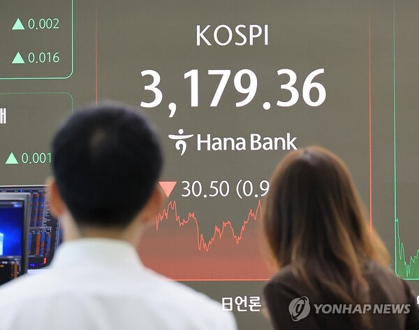 26일 서울 중구 하나은행 본점에서 직원들이 증시와 환율을 모니터하고 있다. 이날 코스피는 30.50p(0.95%) 내린 3,179.36로 장을 마쳤다. /연합뉴스