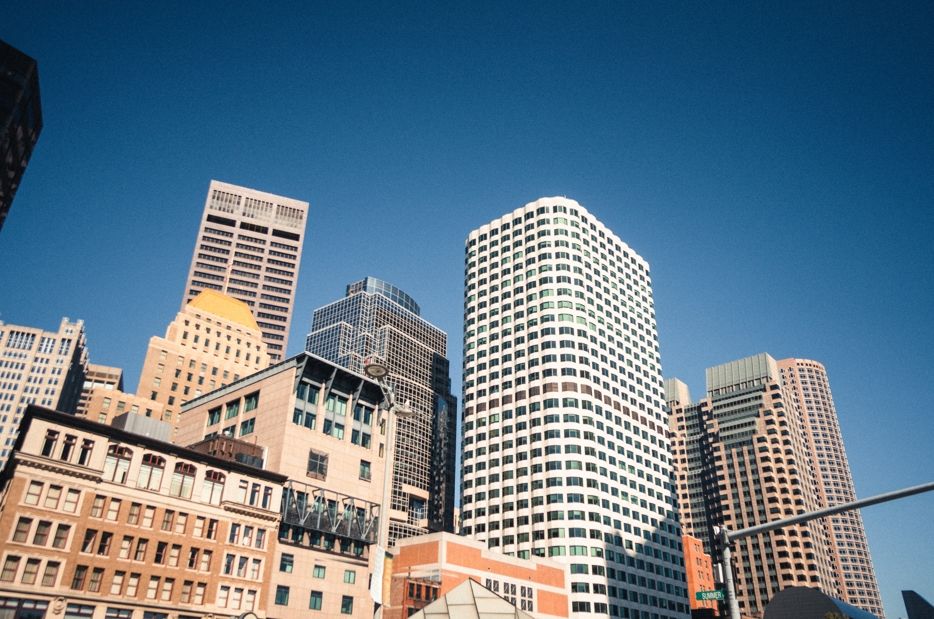 ‘중산층 고령자 주거모델’을 내세운 고령자돌봄주택 특별법이 국회에 발의됐다. 하지만 실질적 지원책은 빠져 있으며 기존 노인 주거시설 정비 없이 또 다른 유형을 추가하는 방식은 현장 혼란만 일으킨다는 목소리가 나온다. /게티이미지뱅크