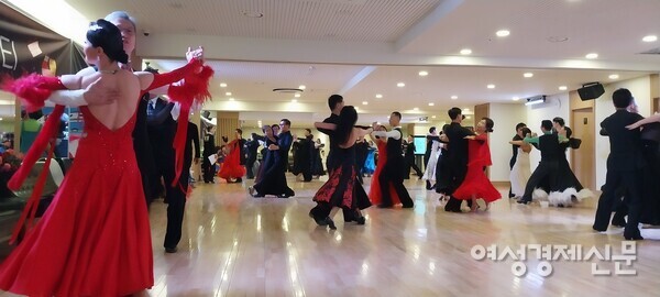 어떤 부문이든 10년 정도 배우면 가르치는 수준이 될 수 있다. /사진=강신영