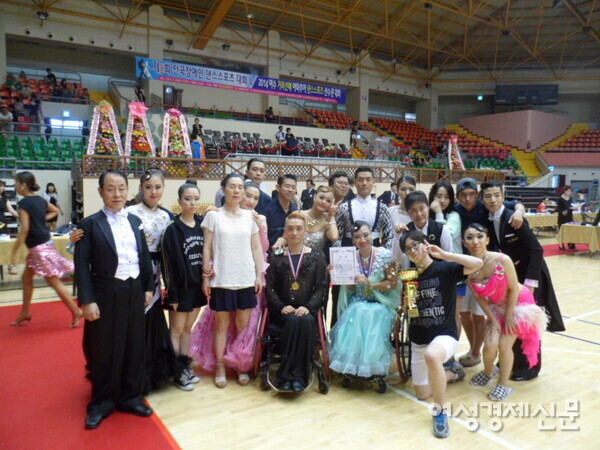 시각장애인들에게 댄스를 가르치고 같이 선수 활동 한 것이 가장 보람 있는 강사 경력이었다. /사진=강신영